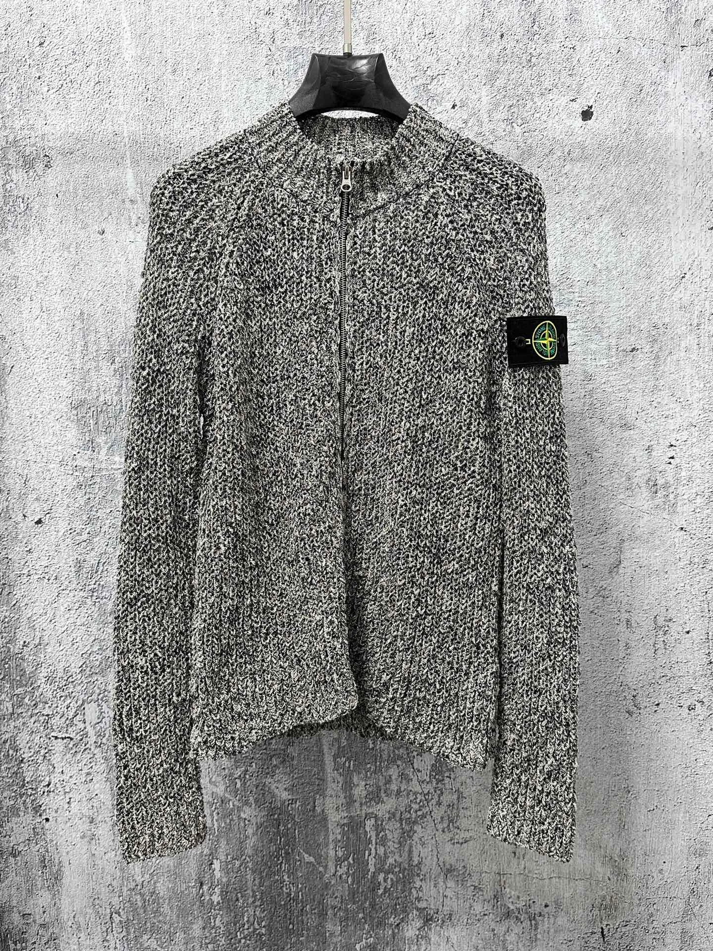 P490 【Stone Island】Stone Island coral sweater jacket Customized dyeing of original yarn has become popular in Xiaohongshu very early. Many Internet celebrity shops are doing it. The products they make can only be said to be unsightly. They are all made of ready-made yarn. This original version is made of 7 yarns of different colors and thicknesses that must be arranged to achieve the original effect. The customization cycle is very For a long time, the molded original version has the same ykk No. 5 special craftsmanship zipper, using an old-fashioned 9-needle thick-thread wool loom (due to low efficiency and high waste, factories pursuing efficiency have abandoned it, and only some big brands still use it). The strongest armband on the entire network, all detailed identification points restore the original inspection level! All Stone Island armbands must have three yellow lines, anything without them is fake! The models before 2021 had four yellow lines, and after 21fw, they all had three. We restored them perfectly. Size:S-M-L